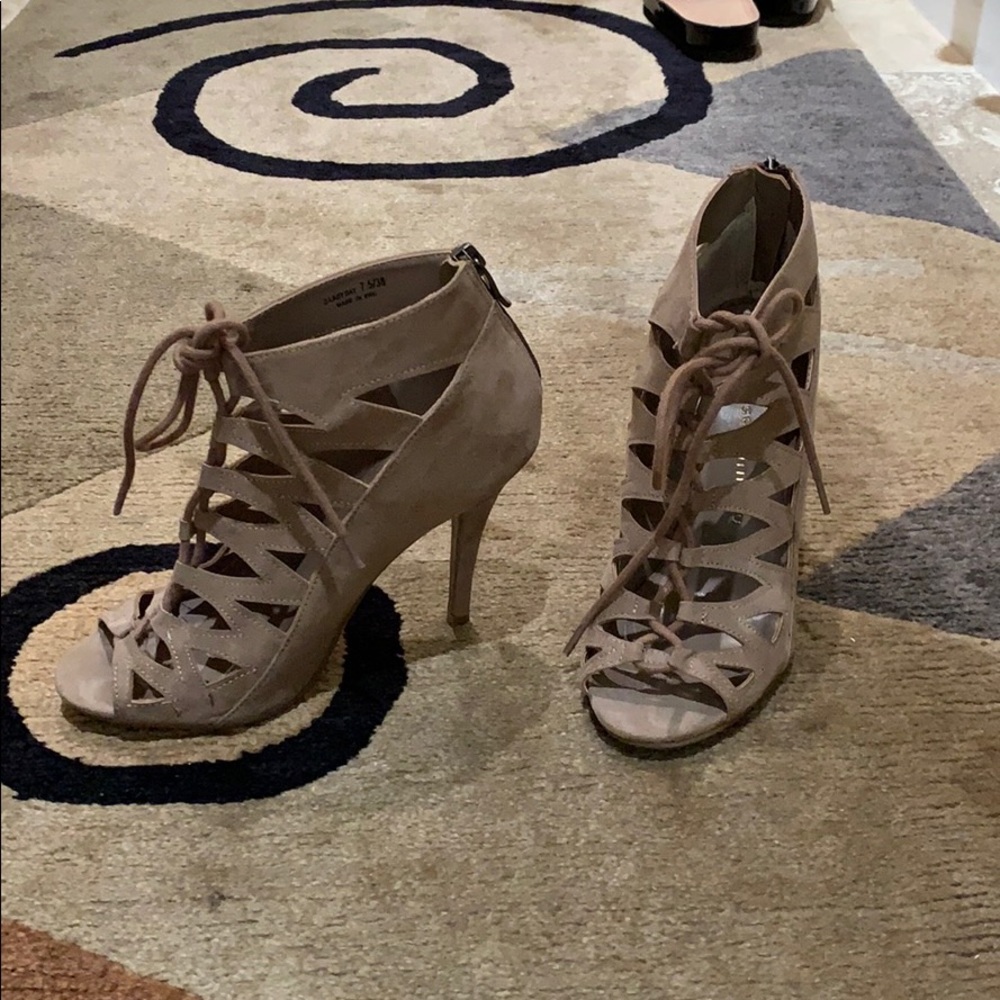Woman’s Beige Chinese Laundry Heels size 7.5